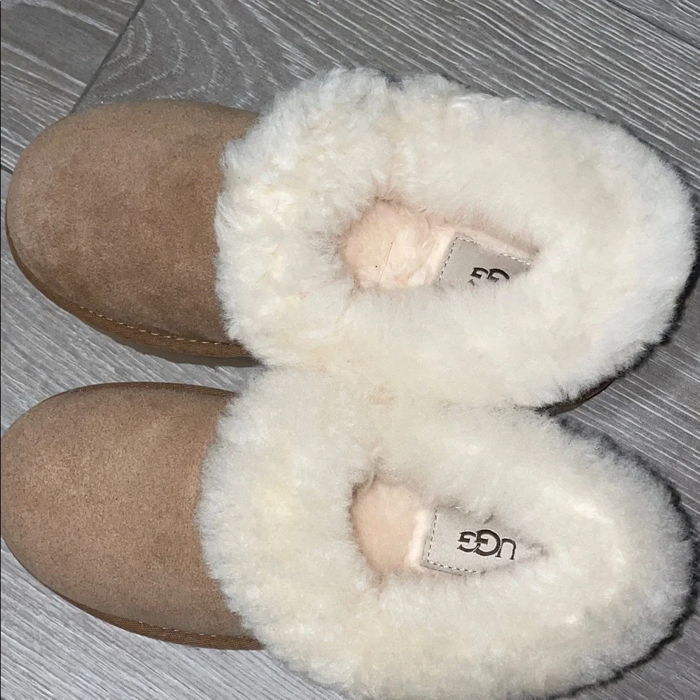 UGG Tan Boots with Cream Fur - Picture 2 of 4